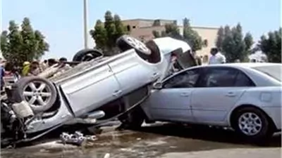 إصابة 5 إثر تصادم سيارتين بطريق السويس الصحراوى