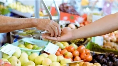 حكم مضاعفة التاجر لسعر السلع مع تصدقه بالزيادة