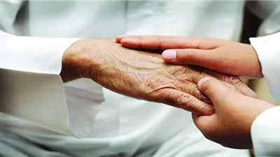 متى يجب شرعًا نفقة الأبناء على أبيهم؟..الإفتاء تُجيب