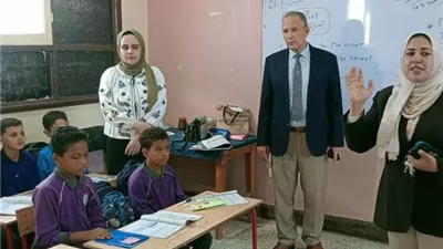 مدير تعليم أسيوط يتفقد 6 مدارس بأبنوب ويشارك طالبات طابور الصباح