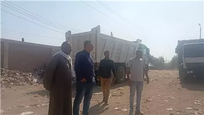 رئيس مركز المنيا يتابع 150 طن مخلفات في طريقها للتدوير