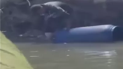 الأمن يضبط عاملَين ينظفان براميل مخلفات الصرف الصحي في مصرف مائي