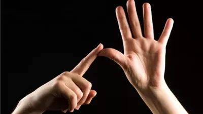 حكم ترجمة معاني القرآن الكريم بِلُغَة الإشارة