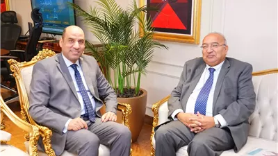 وزير العمل يبحث مع 