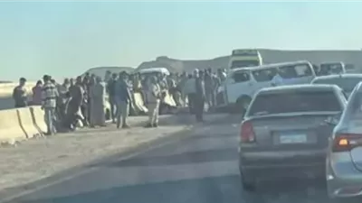مصرع 4 عمال وإصابة آخرين إثر حادث ميكروباص بالطريق الأوسطي