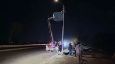 صيانة وتركيب كشافات الإنارة بالطريق الزراعي أسيوط