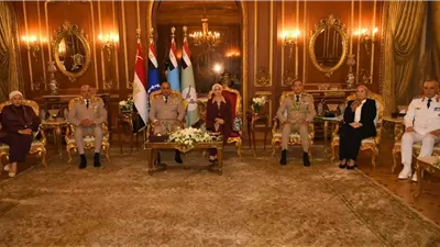 وزير الدفاع يكرم عدداً من القادة الذين أوفوا العطاء بالقوات المسلحة