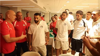 لاعبو الفراعنة يحتفلون بالتوأم بعد تجديد التعاقد.. فيديو