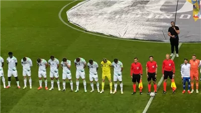 لاعبو أيرلندا يخفضون رؤوسهم أثناء عزف النشيد الإسرائيلي بدوري أمم