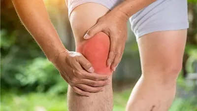 طقطقة الركبة .. صوت عابر أم علامة تستدعي القلق؟