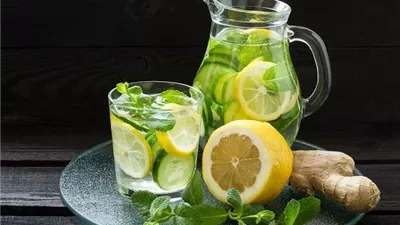 ماء الديتوكس.. نكهات طبيعية تساعدك على شرب الماء وتقليل السعرات