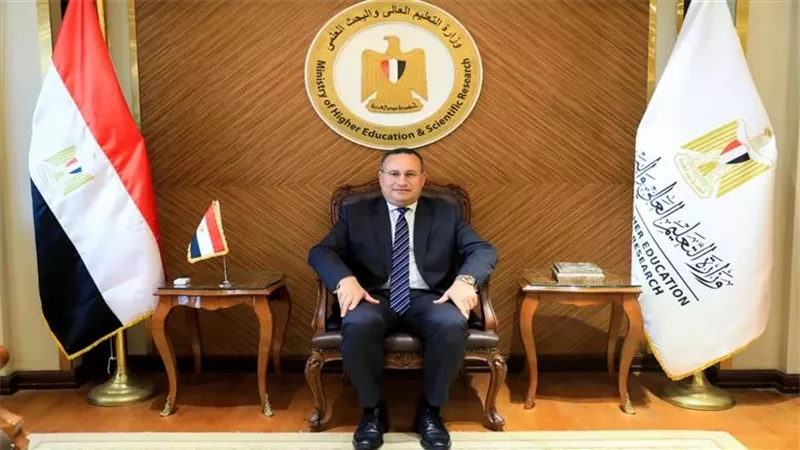 الدكتور عبد العزيز