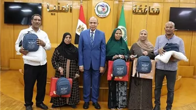 محافظ المنيا يوجه بتيسير سفر 5 فائزين بعمرة «تحيا مصر»