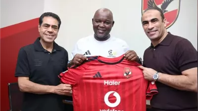 قنديل وعبد الحفيظ يهديان موسيماني درع وعلم النادي الأهلي