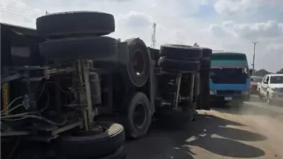 انقلاب سيارة نقل محملة بالرمال بالطريق الزراعي فى القليوبية