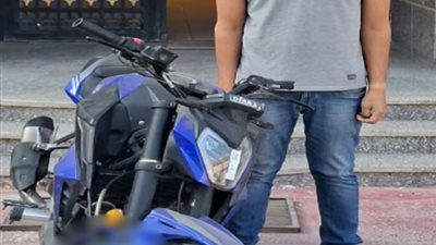 الداخلية تضبط قائد دراجة نارية ظهر بحركات استعراضيه 