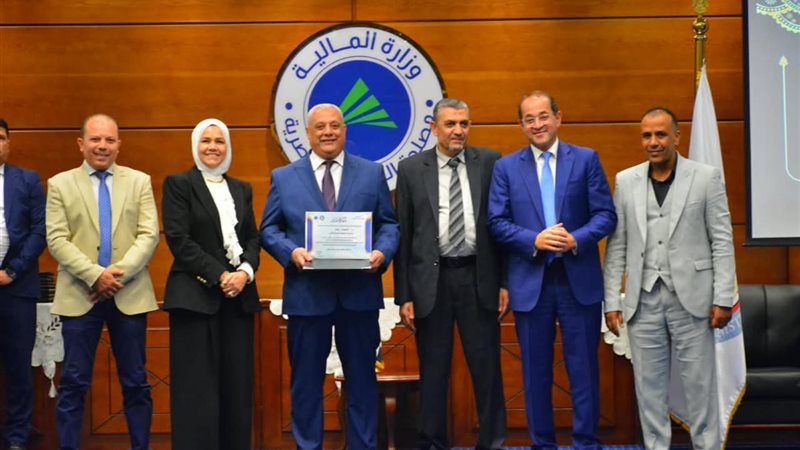 وزير المالية يكرم
