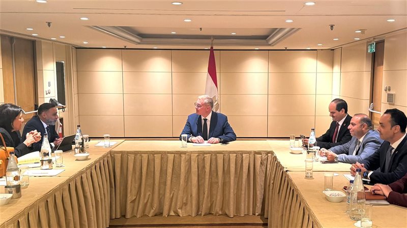 وزير البترول يبحث