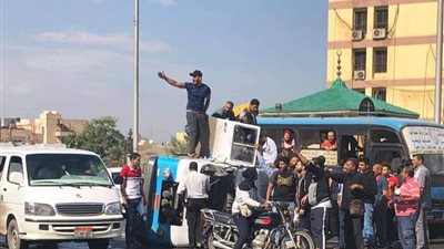 إنقلاب سيارة ميكروباص بكوبرى الجيزة ..وإصابة 7 أشخاص