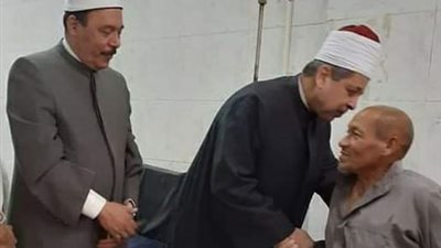 رئيس المعاهد الأزهرية يزورموظف فى مستشفي الحسين.. بعد إصابته أثناء العمل
