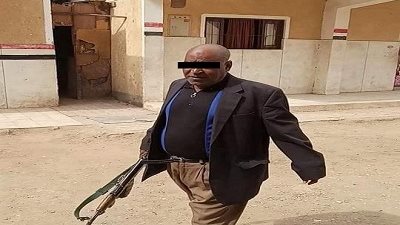 حقيقة ظهور مدير مدرسة حاملاً سلاح آلى فى فناء المدرسة بقنا