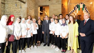 وزير الآثار يشارك في افتتاح معرض فني بشارع المعز
