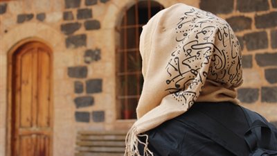 هل للأب إجبار ابنته على الحجاب ومنع النفقة إن لم تفعل؟..الإفتاء تُجيب