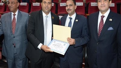رئيس حزب مستقبل وطن يكرم هشام الهمامي في نهائي دوري الجيزة