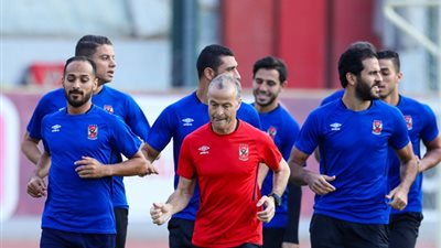 نجم وسط الأهلي يعود للتدريبات الجماعية
