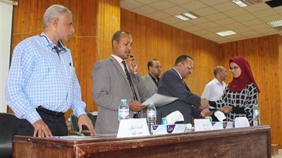 البنك الزراعي يسلم شهادات تكريم لطلاب كلية التجارة بجنوب الوادى