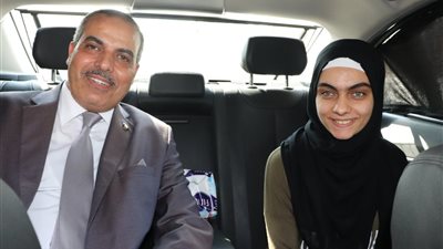 رئيس جامعة الأزهر يصطحب طالبة أسنان في سيارته الخاصة.. صور