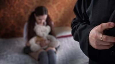 السجن 15 عاما لرجل الـ 50 عاما .. اغتصب ابنه صديقته 4 سنوات