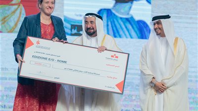 حاكم الشارقة يكرم الفائزين بجوائز 