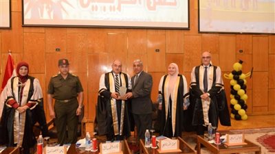 رئيس جامعة أسيوط وقائد المنطقة الجنوبية يتبادلان الدروع التذكارية