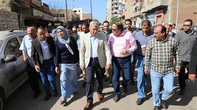 محافظ المنوفية يتفقد شوارع الباجور سيراً على الأقدام .. ويطالب بسرعة إنهاء إجراءات التصالح فى مخالفات البناء