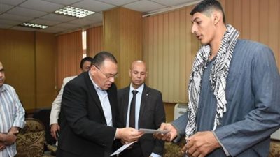 وحدة سكنية ووظيفة ومعاش وتروسيكل هدية من محافظ الشرقية لاطول شقيقين لتوفير حياه كريمة لهما