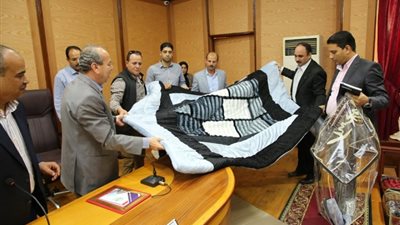 محافظ كفرالشيخ يسلم الأيتام بطاطين وحلوى المولد النبوى..صور