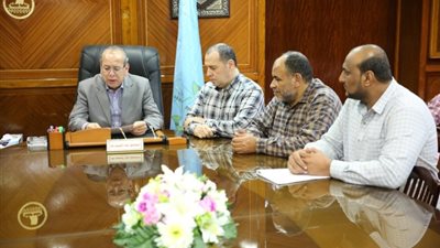 محافظ كفرالشيخ يسلم 3 عقود تقنين أراضي للمستحقين