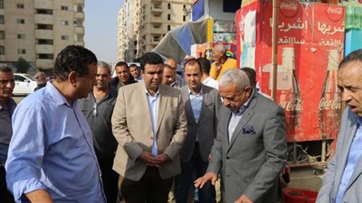 صقر يتابع أعمال الرصف بمنطقة القماين بحي الاربعين