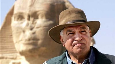 زاهي حواس في جامعة القاهرة للحديث عن الملك الشاب 