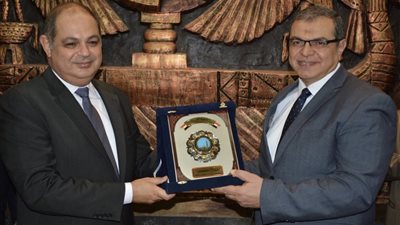 وزير القوى العاملة ومحافظ الغربية يشهدان توقيع 35 إتفاقية لصرف العلاوة الخاصة ب٦٥٣٤ عاملًا