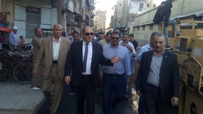 محافظ الغربية يتابع أعمال الرصف بمنطقة تل الحدادين ومسجد العمرى