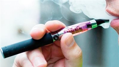 أعراض أمراض الرئة المرتبطة بالسجائر الالكترونية شبيهة بالأنفلونزا