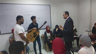 عميد آداب الفيوم يشهد بروفات كورال الكلية لاكتشاف المواهب