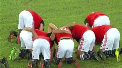 سجدة شكر من لاعبي المنتخب الأولمبي بعد الفوز على الكاميرون