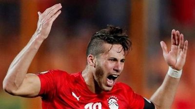رمضان صبحي يحتفل مع الجماهير بالفوز على الكاميرون