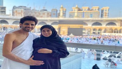 حمدى الميرغنى يؤدى مناسك العمرة مع زوجته