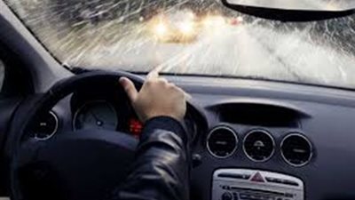 إرشادات مرورية هامة للقيادة الآمنة.. بعد تحذيرات الأرصاد من سقوط الامطار