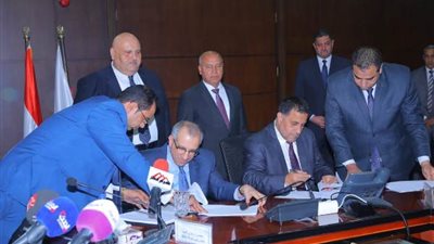 توقيع عقود بين السكة الحديد وشركة بروجريس ريل لوكوموتيف، الامريكية (PRL) لتصنيع و توريد و تحديث 141 جرار سكة حديد