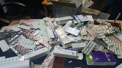 إحباط محاولة تهريب عقاقير وأدوية مخدرة مع 3 ركاب بمطار القاهرة